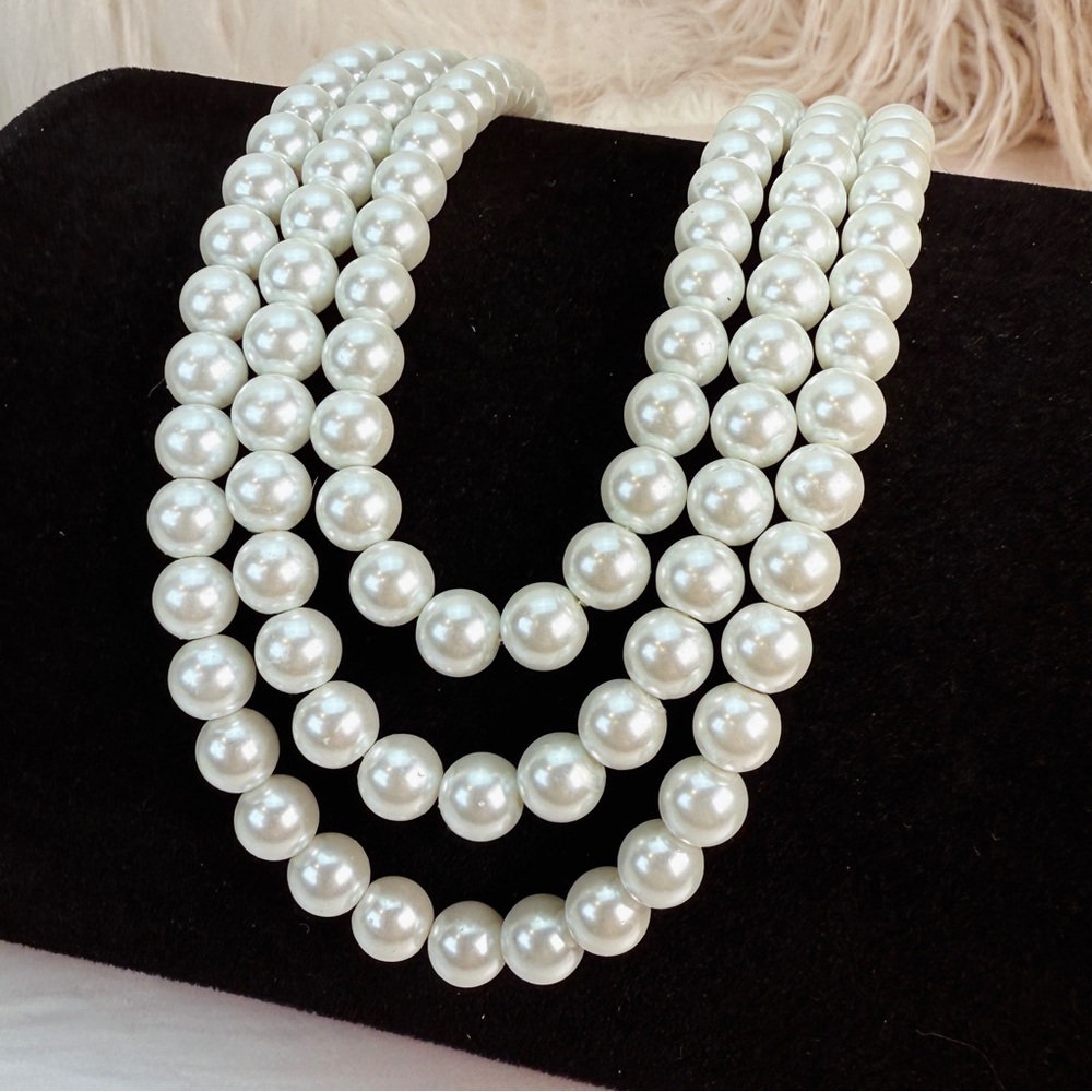 Vintage Elegant 3 strand Faux Pearl White Weighted Necklace - Picture 7 of 13
